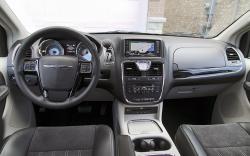 2014 Chrysler Town & Country dashboard