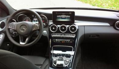 2015 Mercedes-Benz C 300 4MATIC dashboard