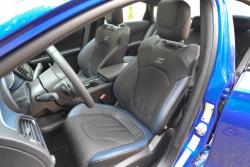 2015 Chrysler 200 S front seats