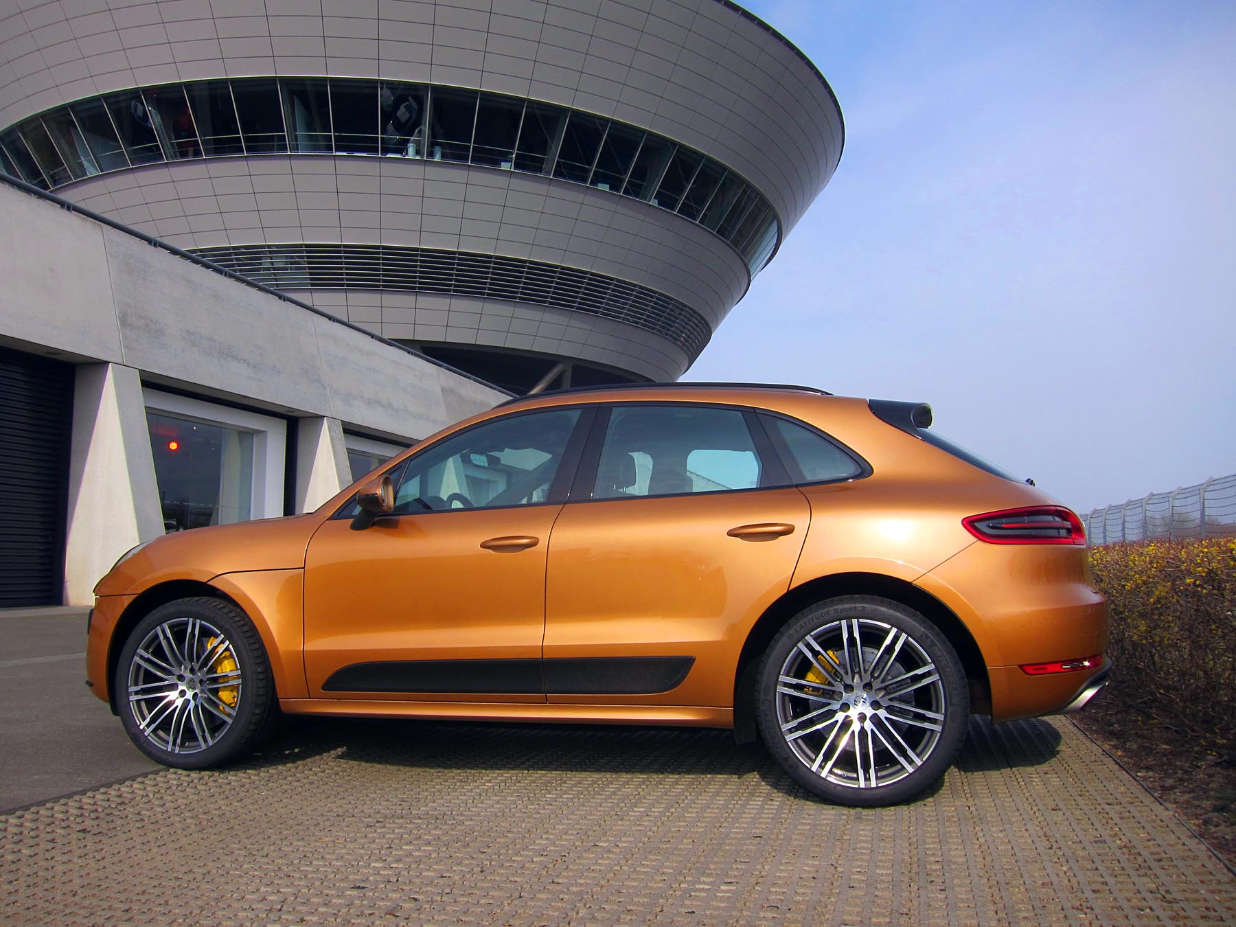 Макан июнь 2024. Porsche Macan s 2022 Orange. Порше Макан 2015. Porsche Macan 2015. Порше Макан оранжевый 2022.