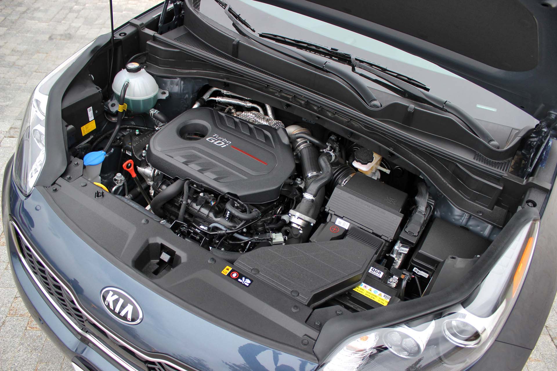 Кия спортейдж какой двигатель. Kia Sportage 4 под капотом. Двигатель Киа Спортейдж 3. Kia Sportage 3 двигатель 2.0 аккумулятор. Kia Sportage 2015 под капотом.